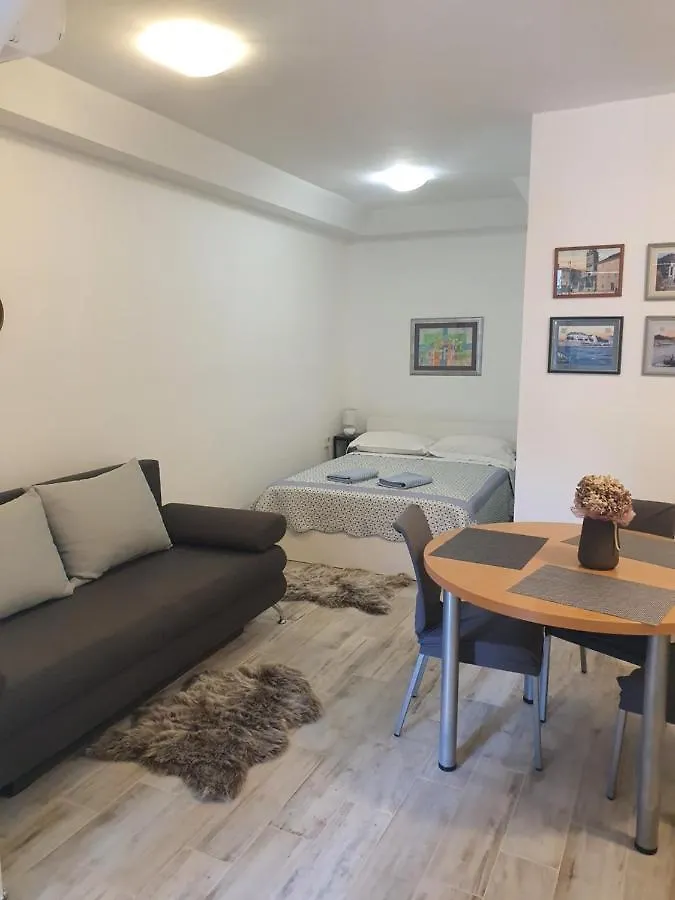 Miriam Rooms Zadar 0*,